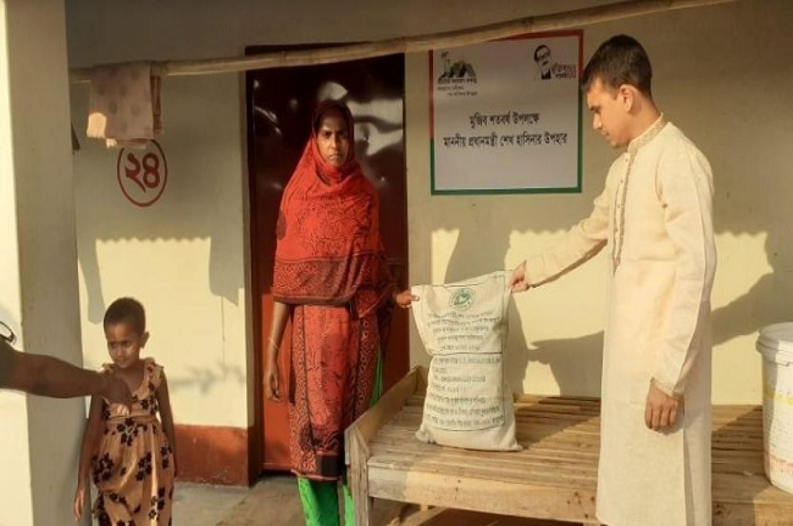 গৃহহীন পরিবারের মাঝে প্রধানমন্ত্রীর ঈদ উপহার বিতরণ    